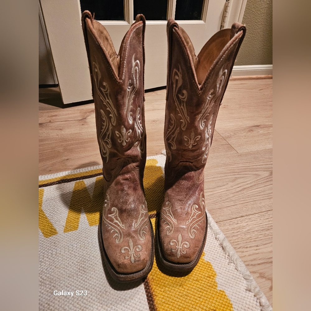 Corral Women's Cortez Distressed Fleur-De-Lis Embroidered  Square Toe Boots 7m